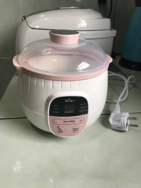 Nồi xinh xỉu luôn á, kết hàng của bear đợt mua máy làm sữa chua ta nói xinh lung linh lại rất tiện dụng
Nồi này chưng yến dạng lỏng đee cấ hủ nhỏ tủ lạnh ăn dần là ngon hết sảy ạ. 
Nấu cháo cho bé thơm ngon mà k mất dưỡng chất
Chỉ là nồi loại này bé chỉ làm được 2 việc trên thui ạ. Nhà đông người mua loại 2l trở lên gốm tử sa cũng siêu tuyệt đó ạ