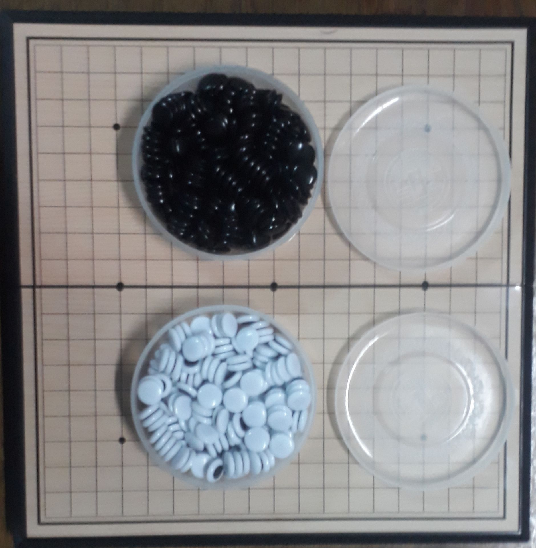 Bàn cờ sạch sẽ, đẹp, đơn giản, lực hút nam châm của cờ tương đối, không mạnh lắm, số lượng cờ nhiều, gia công đẹp, mua về chơi đơn giản nên nhìn chung thì hài lòng. Bàn cờ sạch sẽ, đẹp, đơn giản, lực hút nam châm của cờ tương đối, không mạnh lắm, số lượng cờ nhiều, gia công đẹp, mua về chơi đơn giản nên nhìn chung thì hài lòng.