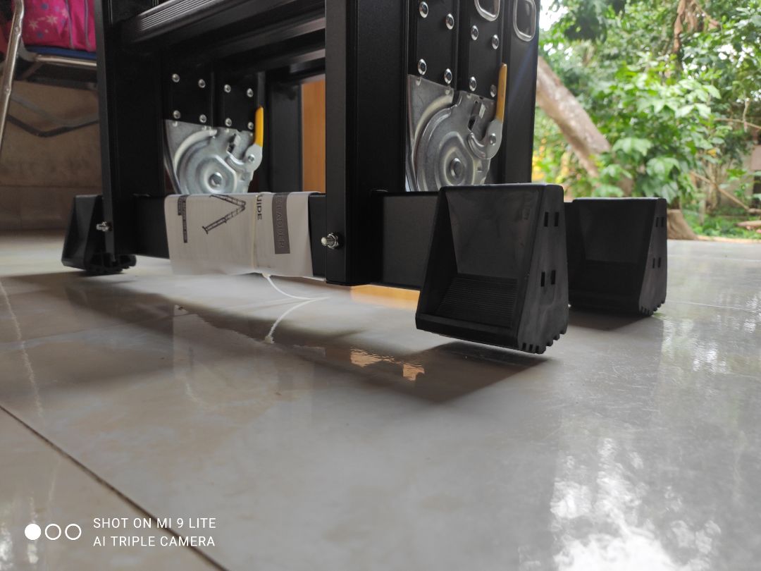 Vừa nhận hàng chiều nay, giao hàng nhanh và đóng gói chắc chắn. Hàng giao đúng loại, gia công các mối dập tốt. 
Tuy nhiên khi mở ra thử thì thang bị bập bênh, 4 chân không đều nhau. Có thể sản phẩm bị lỗi, không được kiểm tra lại trước khi giao. Mình làm kỹ thuật nên thường xuyên xử dụng, cần sự an tâm khi lên cao.
Hy vọng shop sớm liên hệ để xử lý. Cảm ơn!