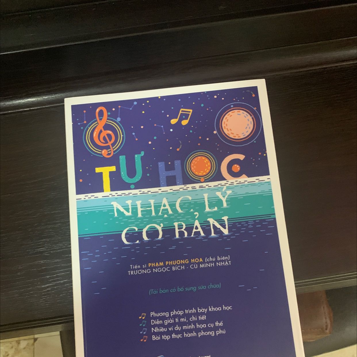 Bọc sách kĩ, giao hàng nhanh. Chữ in sắc nét, kiến thức cực chi tiết cụ thể. Có bài tập đi kèm rất hữu ích.