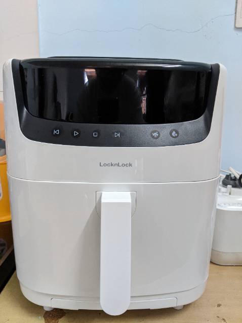 Lần đầu mua hàng trên tiki với giá trị cao vậy, đau tim lần 1 ghê. Cái đầu tiên nhận về bị lỗi như ảnh, hộc chiên đóng vào bên hở bở kín, nhờ tiki thu hồi & được đổi cái mới. Hào hứng mở ra kiểm tra phần hộc đầu tiên & kết quả hở hơn cái đầu 🤣. Chắc lô này sx bị lỗi hộc quá. Đường nét chưa được chi tiết lắm, các đường mép nhựa hơi cứng bén nha, hỏng lẻ hàng sale nên toàn là hàng bị khuyết nọ khuyết kia ??? Về chức năng thì trước mắt mới *** nướng. Để sài thời gian thì mới biết bền hay hok. Hi vọng là bên. Đau tim lần 2..