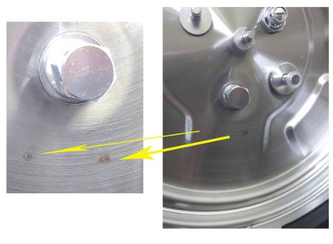 Tôi sử dụng một số chức năng thấy rất thích. có lẽ các chức năng khác cũng vậy. Nhưng hôm vừa qua tháo ra để rửa theo hướng dẫn , thì phát hiện ở nắp nồi có hai chỗ bị dỉ đen xám không rửa để mất đi được. tôi e rằng đây là lỗi của nhà sản xuất. Tôi gửi 2 ảnh chụp kèm theo.
Rất mong có ý kiến của cửa hàng, càng sớm càng tốt.
Xin cảm ơn