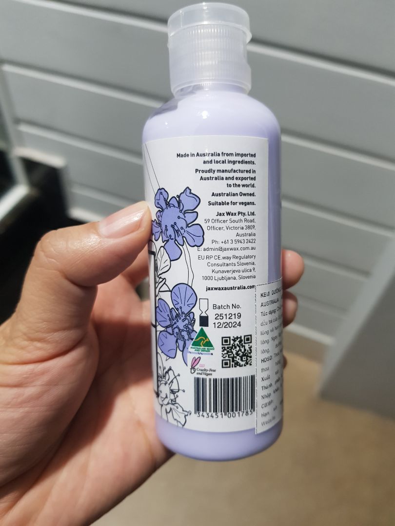 Còn nữa, wax xong da hơi đau rát, bôi kem này 5 phút thấy hết đau. Dùng dưỡng liên tục 2 tuần mà thấy da minn hẳn, đúng là khác hẳn mấy loại dưỡng thể bình thường.