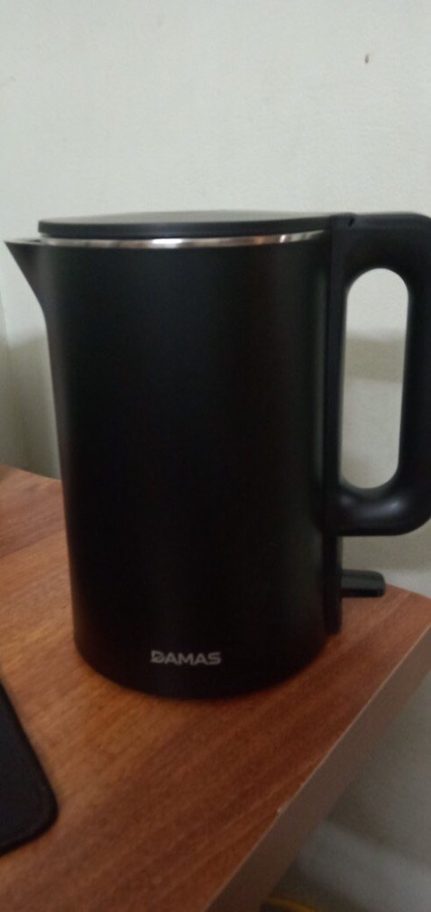 Phải nói là rất thích cách thiết kế cái bình này, miệng rót là không hề bị hơi làm nóng tay, tiếng kêu khi sôi cũng êm ru nhẹ nhàng. Đun nhanh thì khỏi nói, 2-3' là sôi cả bình nước đầy ụ, khi sôi nút sẽ kêu tách là đèn tắt. Độ chống bỏng rất tốt, nước sôi mà sờ thành ngoài ko thấy bị nóng. Hiện tại dùng vẫn rất tốt, dược bảo hành tận 12 tháng nên rất yên tâm