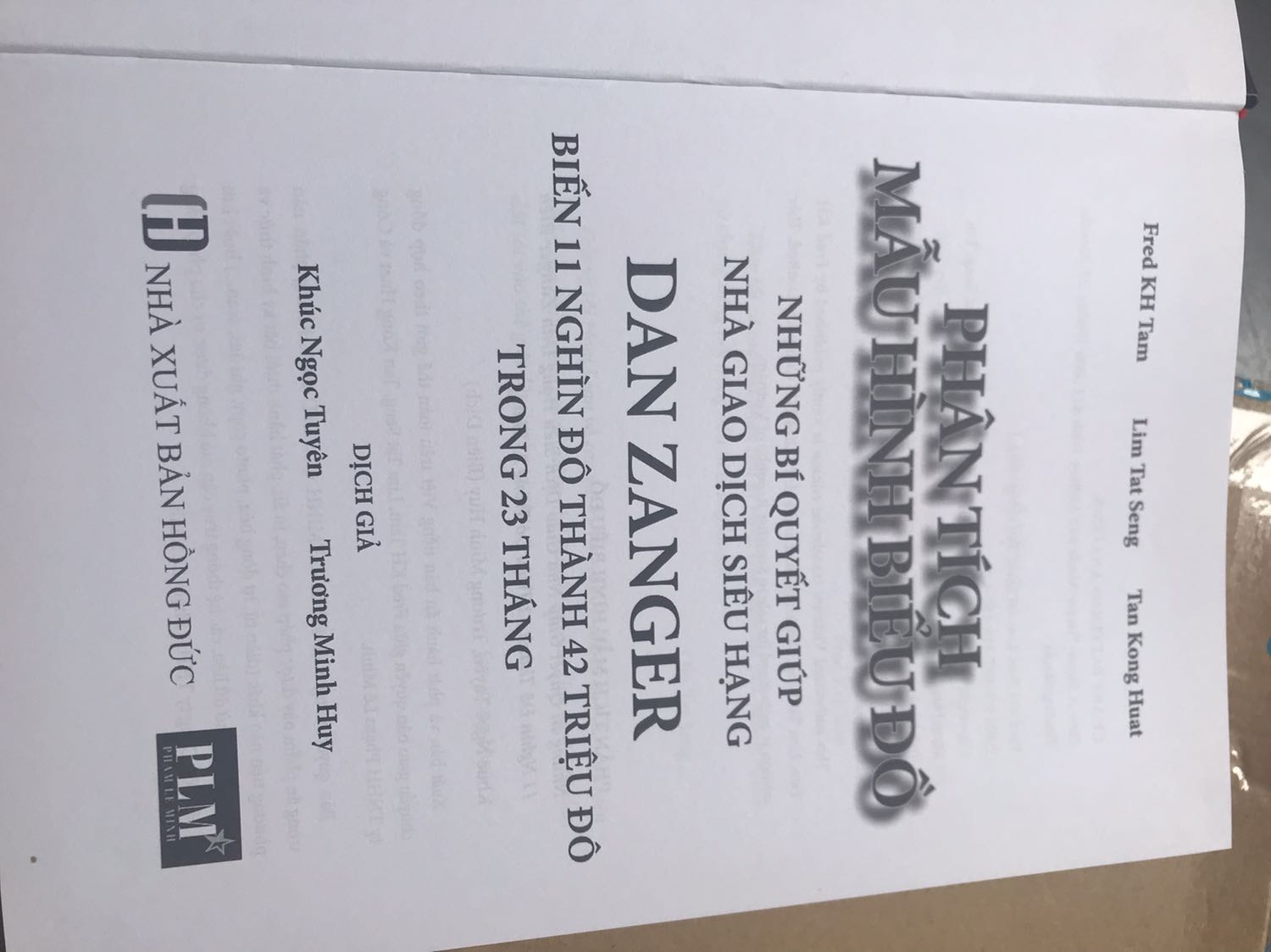 Tôi tin rằng đây là cuốn sách có sức lôi cuốn rất lớn với bất cứ nhà đầu tư nào (kể cả giao dịch phái sinh) tại Việt Nam, một khi đã tiếp cận với cuốn sách này. Với cách viết mạch lạc, dễ hiểu và cả những qui tắc giao dịch với các mẫu hình đảo chiều xu hướng và các mẫu hình tiếp diễn xu hướng sẽ cuốn hút bất cứ nhà giao dịch nào đọc cuốn sách này. Và, cuối cùng là 10 nguyên tắc vàng của Dan Zanger cũng đáng quí cho mỗi nhà đầu tư. Dan xứng đáng được tôn vinh về những kỳ tích mà ông đã đạt được trong sự nghiệp đầu tư  cũng như sự khổ luyện trong suốt 6 năm với  cường độ kiên trì ít nhất 30 giờ mỗi tuần để viết nên cuốn sách quí giá này.
Cuối cùng và không kém phần quan trọng là xin dành lời khen ngợi và lời cám ơn chân thành nhất tới 2 dịch giả Khúc Ngọc Tuyên và Trương Minh Huy đã rất thành công chuyển thể cuốn sách tuyệt vời này đến cộng đồng nhà đầu tư và nhà giao dịch tại  Việt Nam.
Xin cám ơn TIKI đã cung cấp kịp thời theo đơn hàng sớm hơn dự kiến.
Thanks you all !