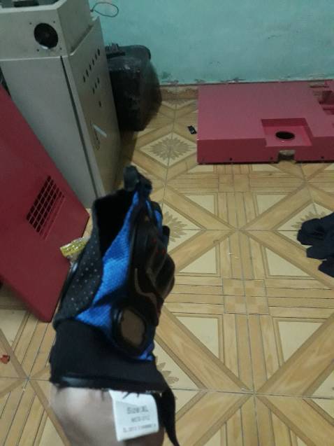 đôi bao tay bị bung chỉ. chất lượng đường mai không được đảm bảo.