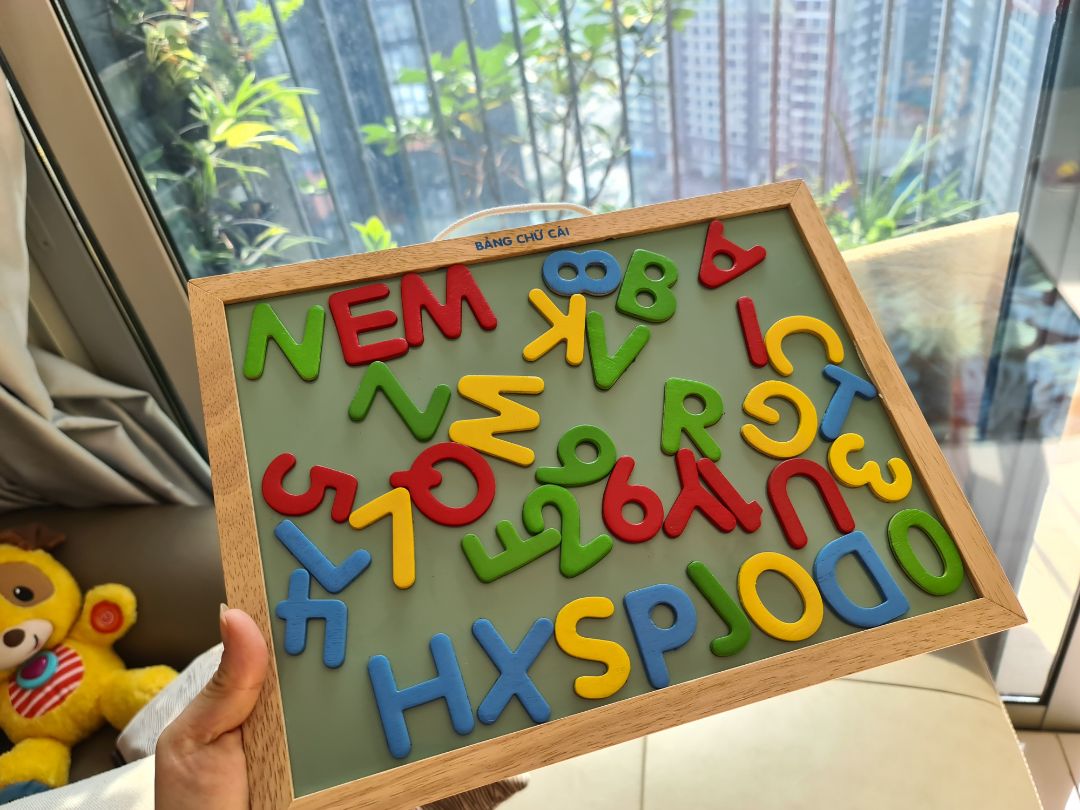 Bảng khá ok, nhưng chữ làm quá mỏng nên bé lấy ra lấy vô khó khăn, nếu làm dày hơn sẽ đẹp và dễ sử dụng