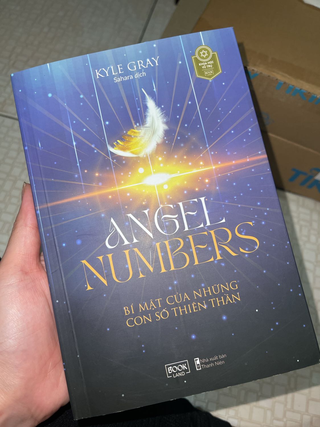 chấm 5* vì tiki luôn giao sách đẹp

mình thấy cuốn này ko đáng mua. vì search google ra hết rồi . 1 vài số như 23:32 hay thấy trên đồg hồ thì trong nài lại k có thôg tin giải thích 🥲🥲 mua rồi thấy hơi phí á