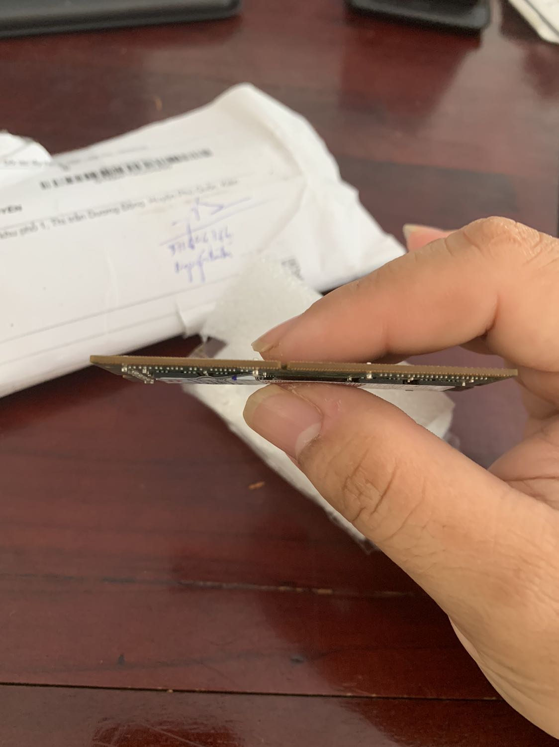 Giao hàng cũ đã qua sử dụng, hàng điện tử mà đóng gói cẩu thả, không có bao bì nhãn mác gì cả.