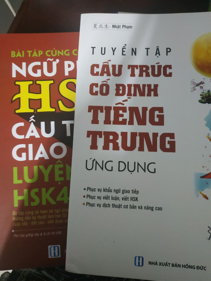 giao hàng thì ok , nội dung cũng ok. mà có cái chất lượng sách hơi bị í ẹ. mới dùng đc mấy trang mà nó rụng luôn. banh gáy sách. chán ghê vậy đó.