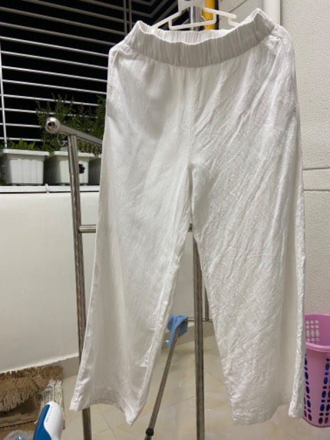 Để các bạn dễ hình dung: Bên trái đã ủi 1 cách rất kỹ, Bên phải chưa
Nước ủi hết 1 bên là hết 1 bình. Bình nước nhỏ nên máy ủi phù hợp ủi 1 bộ đồ mặc 1 hôm, hoặc mang đi du lịch, chứ ủi 1 lèo thì không nha.
Mình chọn loại nhẹ nhất rồi nhưng nói chung ủi tầm 4 món là mỏi tay rồi.
Tổng quan: khá ổn đối với mình, không thể phẳng như ủi nằm nhưng cũng làm bớt nhăn đồ áo kha khá để mặc casual. Ai ủi đồ tây đi làm thì cân nhắc dùng bàn là nằm cho phẳng.
Bảo hành: Tefal gắn cái QR code vậy chứ nhập thông tin cho đã rồi register không được nha.