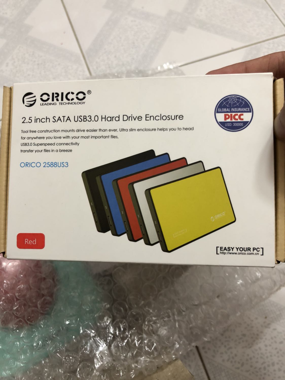 Mới vừa nhận hàng hnay. Nói chung bao bì đóng gói kĩ. Nhìn cứng cáp. Chất liệu bằng nhựa. Không vừa khít vs ổ nhưng có kèm mút để chêm thêm. 
Điểm không hài lòng là màu không như ảnh sản phẩm. Màu đỏ bầm chứ ko phải đỏ tươi. Về hiệu năng và độ bền về dài mới biết dc. :)