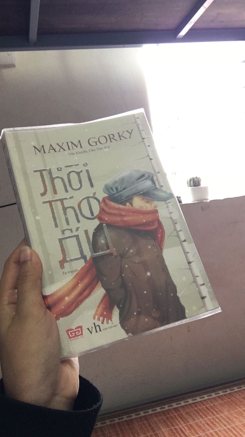 Một cuốn sách đáng đọc , đáng suy ngẫm . Nghĩ mà xem cuộc đời thì đầy bất hạnh nhưng điều gì làm cho ta bất hạnh đây ? Rồi tất cả bất hạnh đấy liệu có biến ta thành một lão già bủn xỉn ,cáu gắt, làm ta mất đi sự thông mình và sáng suốt được chúa ban tặng ? Hay ta vẫn chọn yêu cuộc đời , yêu con người và có cuộc sống cho tử tế, ra gì ? Nhiều người chọn vế trước, nhiều người lại chọn vế sau . Trong cuốn tự truyện này cũng vậy, cậu bé đầy tinh nghịch này được chứng kiến nhiều người như vậy , nhiều mảnh đời đến và làm bạn với cậu bé , dạy cho cậu bé nhiều bài học quý giá . Cuốn sách miêu tả rất chân thực , rất tài tình từ phong cảnh đến tâm lí . Ít khi tôi đọc mà thấy đã như vậy .