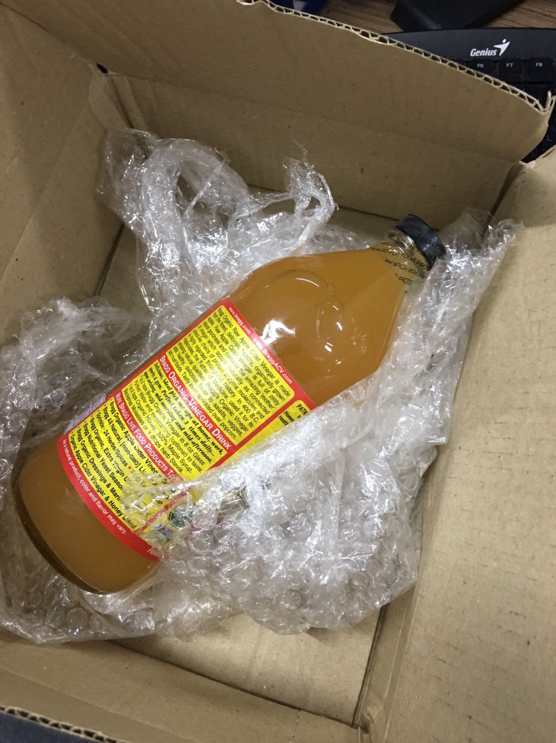 Bình thường tiki gói hàng tốt lắm nhưng lần này mình thất vọng nặng nề. Hàng chưa khui seal mà đã đổ tràn lan ra ướt nhãn, ướt niêm phong. Nguyên do là chai giấm bị để nằm ngang trong hộp và ko có cái gì chèn nên lọt thỏm ko cố định. Có thể bị tràn ra do lúc vận chuyển. Mong các bạn rút kinh nghiệm khi vận chuyển mặt hàng này nhé