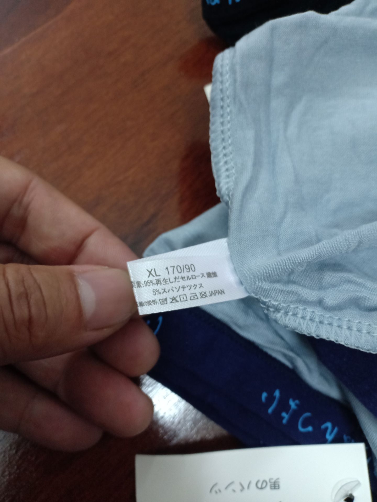 Làm như thế này thì sau này ai còn lòng tin nữa. Đặt quần sịp thông hơi, size xxl. giao quần ko theo đơn, size xl. Giao như này thì ai mặc được. Làm ăn có tâm một chút