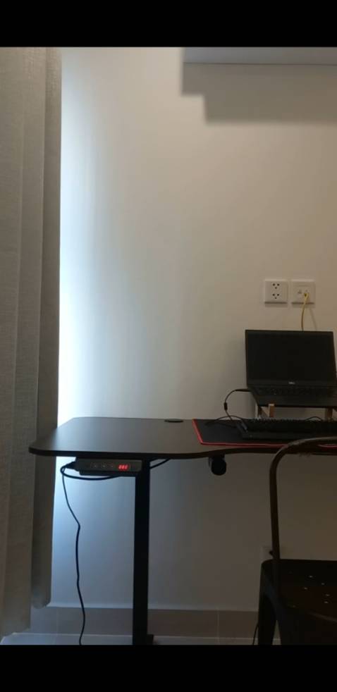 Bàn khá chắc chắn, lắp đặt hơi bị lú khúc ráp mặt bàn tí, nhưng nói chung dễ lắp đặt, xịn xò ***. Khuyến khích anh chị văn phòng nên mua con bàn này nhaaa