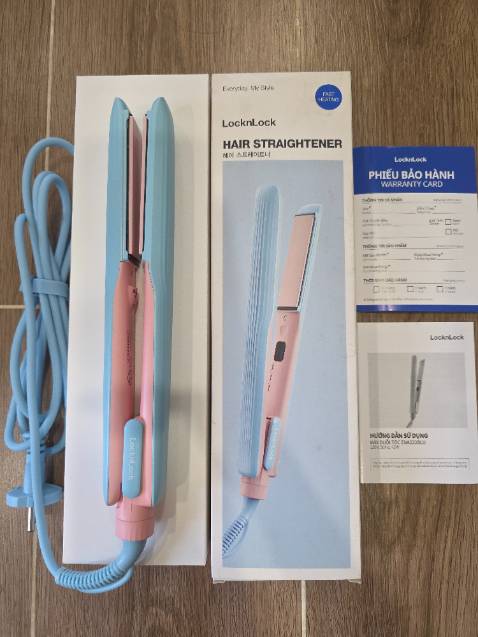 Màu máy xinh lắm, thiết kế nhỏ gọn, cầm nhẹ tay. Máy nóng nhanh, có 5 mức nhiệt dễ tùy chỉnh theo chất tóc