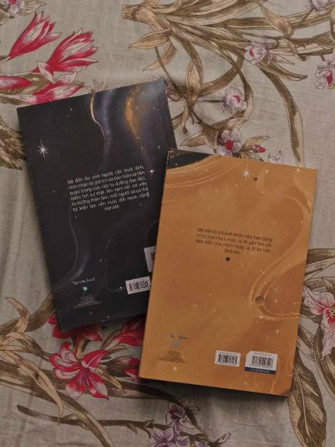 nghe review bảo cuốn này hay cực, nma tui đặt dùm bạn hoi nên hỏng bíc dc :Đ