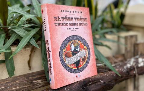 Jeffrey Archer sinh ngày 15/4/1940 là một tiểu thuyết gia người Anh, cựu chính trị gia và là người tiên phong trong làng tiểu thuyết Anh Quốc. Trong suốt sự nghiệp sáng tác của mình, ông ghi dấu ấn với rất nhiều tiểu thuyết nổi tiếng, có thể kể đến : Hai số phận, Đứa con gái hoang đàng và các cuốn cùng series Biên niên Clifton: Chỉ thời gian có thể cất lời, Tội lỗi của người cha, Bí mật sâu kín nhất… Ông được mệnh danh là một trong những nhà văn có tài kể chuyện hay nhất.