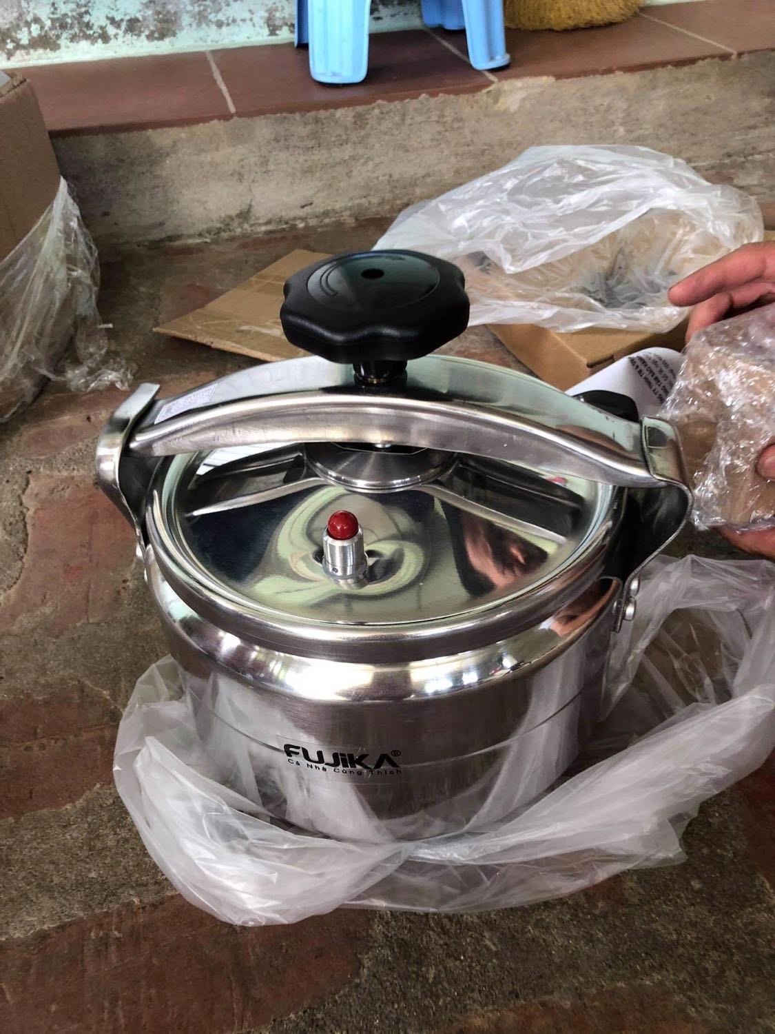 Nồi mỏng, cho nước vào đun thử thì phần có nước ngả màu xám đen, chất lượng kém. Hơn nữa mình đặt màu đen thì shop gửi màu bạc, nói chung là không ưng được sp này