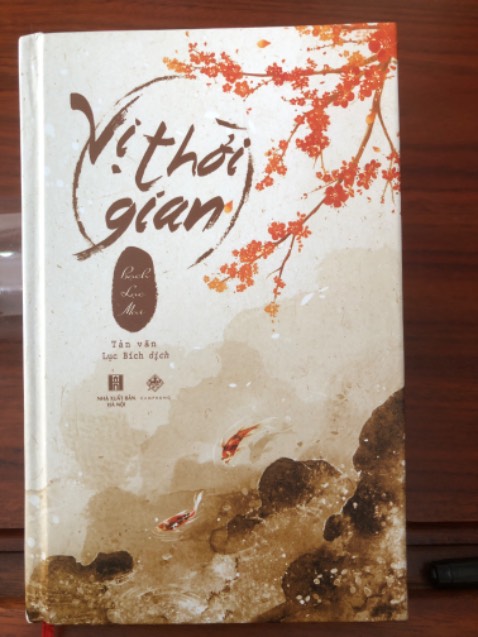 Bạch Lạc Mai là 1 tác giả mình rất thích , những tác phẩm của cô ấy mình đều sưu tầm , và cũng rất thích nhãn sách Cẩm Phong. Sang trọng mà đẹp.