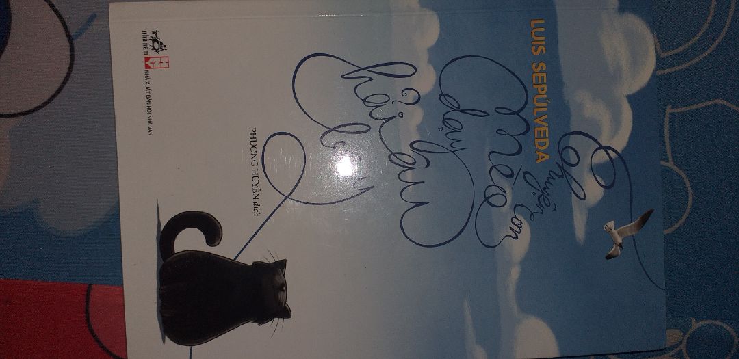 Sách hay và ý nghĩa, câu cx hay về một chú mèo nuôi dạy một con hải âu. Hành trình làm mẹ đầy gian nan của mèo mẹ, nuôi hải âu từ một quả trứng và thành một chú hải âu xinh xắn. Mèo mẹ tìm mọi cách tập bay cho đứa con của mình nhưng không làm sao tập bây đc, bởi vì nó chỉ là một con mèo làm sao dạy bay đc cho hải âu. Vì vậy nó đã đưa ra một quyết định cấm kị mà loài mèo không bao giờ đc làm. Đó là cất tiếng nói của loài người, để nhờ sự giúp đỡ từ loài người. Tình cảm của người mẹ thiêng dành hết cho con mình, rồi cuối cùng hải âu cũng  bay lên đc không phụ lòng của ng làm mẹ.