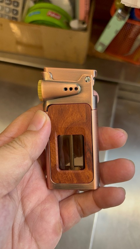 Hộp quẹt đẹp, thay đá, xài xăng nên dễ bơm thêm khu hết. Dạng lộ thiên nên dễ quan sát bên trong còn bao nhiêu xăng