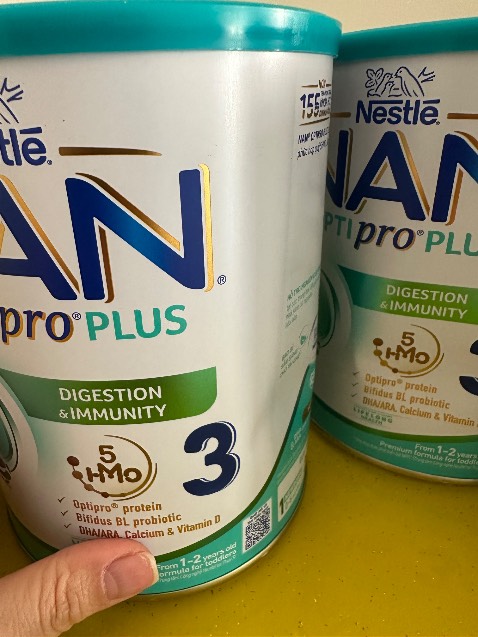 Mình đặt 4 *** sữa hàng giao nhanh và sữa tốt. Nhưng mình không hiểu lý do tại sao cả 4 *** sữa mình nhận đều bị móp hộp