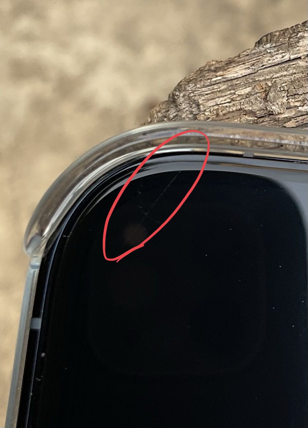 Mới mở hộp ra là bị xước một vết rồi. Kiểu này có cho đổi cái mới ko?