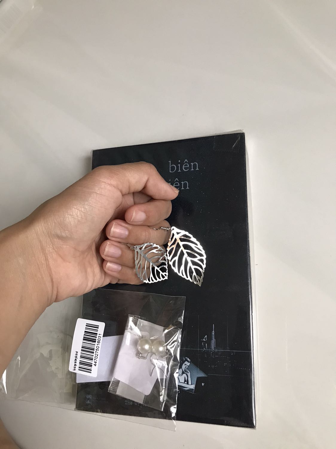 Giao đúng hàng. Hoa tai xinh, giống như hình. Săn được deal 9k nên giá rẻ Giao đúng hàng. Hoa tai xinh, giống như hình. Săn được deal 9k nên giá rẻ