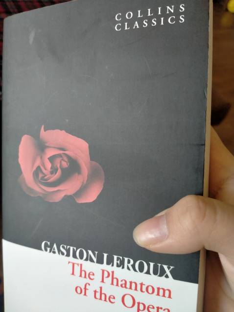 Condition 8/10, có vài chỗ bị như ảnh, nhưng được cái gói hàng rất cẩn thận nhé. Giá khá rẻ, sách nhẹ.