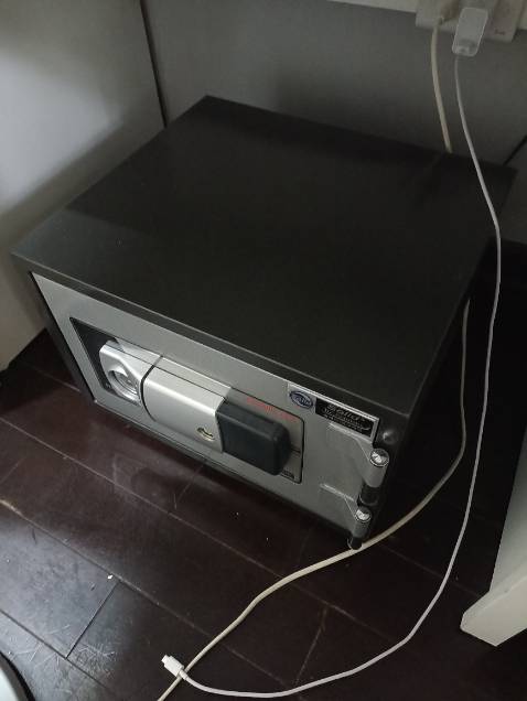 Rất chắc chắn và dễ sử dụng. Không quá nặng, tôi tự bê lên tầng 2 được.