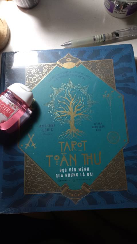 Sách cực kì xịn nha lại còn đc tặng thêm 1 cuốn mới hoàn toàn . Đỉnh thật sự nè . Chất giấy cứng cáo bìa cứng in màu nữa chứ. Đáng mua nha . Còn nd sách mình vẫn chưa đọc nên ko thể đánh giá đc.😆