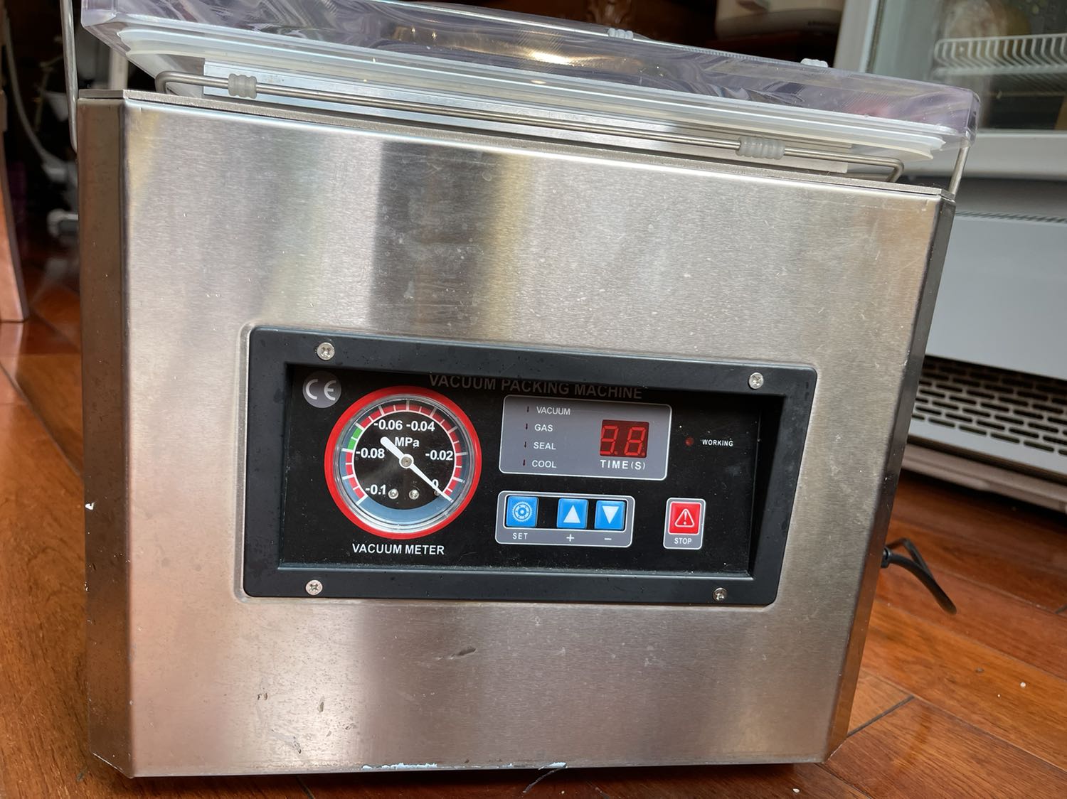 Không có hướng dẫn bằng tiếng việt. Tôi chưa biết sử dụng, nhất là việc tháo dỡ để đổ dầu vào máy. 
Tôi cần sự trợ giúp cyar các bạn bên kỹ thuật.