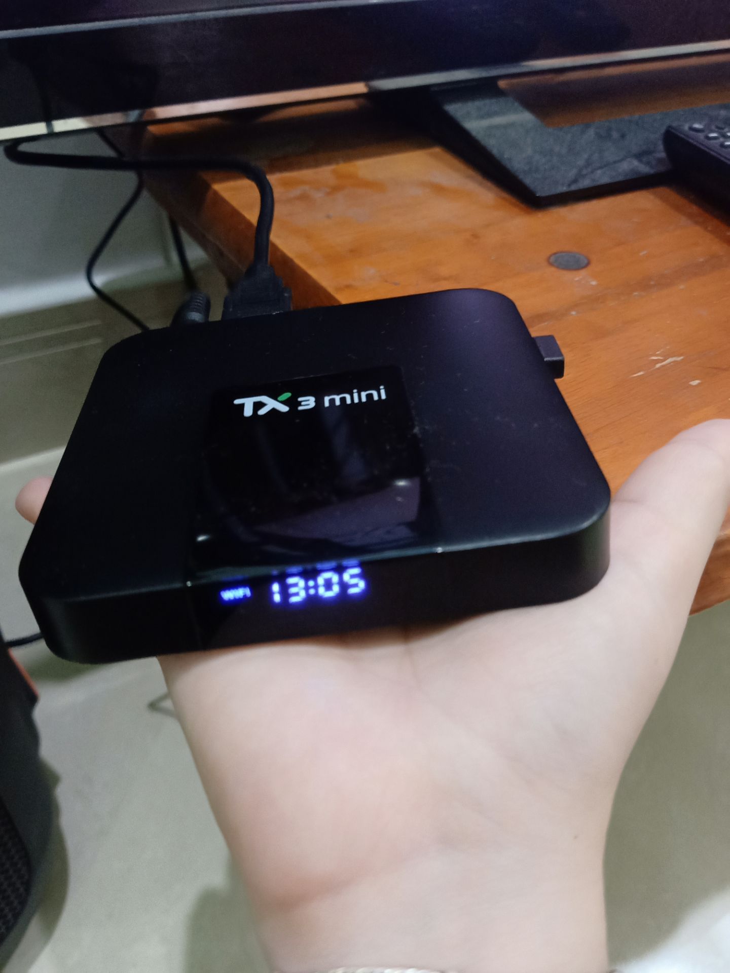 em Android tv box này quả không làm mình thất vọng. bé bé xinh xinh nhưng mà có vỏ nha, kết nối mang rất ok luôn. mình mua mấy con android ở ngoài đến 1xxx mà chạy k bằng em này, về giá thành và cả chất lượng em này hơn hẳn luôn. rất đáng để mua