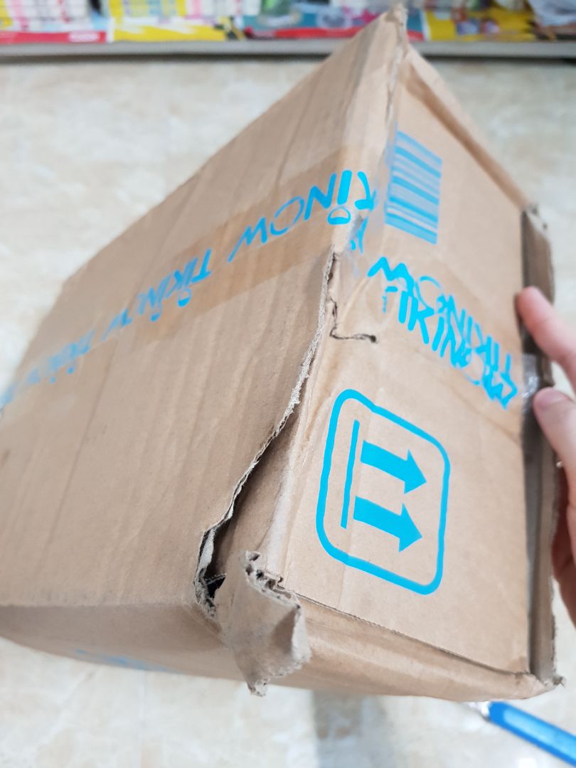 Nhân lúc tiki sale 50% + mã giảm giá, nên mua ngay vài quyển sách. Quyển này mình chỉ mới xem sơ qua thôi, nhưng thấy khá ổn. Mình nghe hơi tệ nên muốn tìm thêm quyển nghe ngoài mấy quyển topik thì gặp quyển này, mong là ok. Chất lượng giấy và bìa tốt hơn mấy quyển khác, chỉ có điều quyển này kèm CD nên hơi bất tiện.
Bên vận chuyển tệ, thùng hàng rách nhiều, may mà sách nguyên vẹn :))