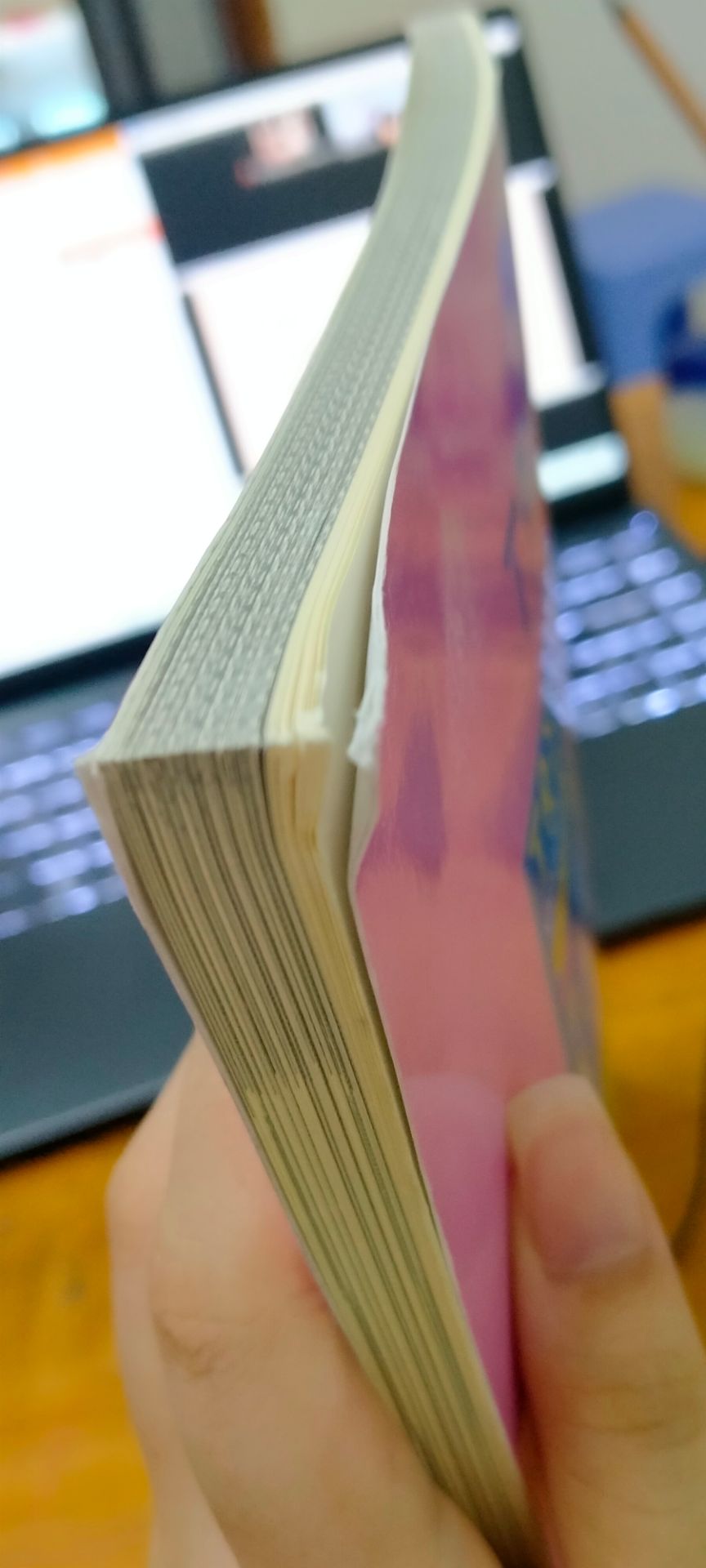 sau khi chờ 1 tháng hủy 1 đơn thì mới mang đc ẻm về. tiki bảo quản sách k tốt lắm, sách khá bụi, vận chuyển k bao bọc gì hết nên góc bị quăn chán ghê
giá hốt ngay đợt giảm nên rẻ quá chời
so với bản trc thì bản này giấy dày, mướt và màu sẫm hơn, bìa k đẹp bằng k kèm CD luôn nên vẫn thích bản cũ hơn~