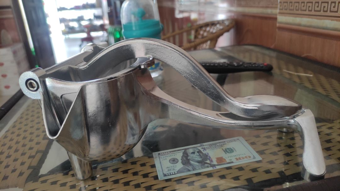 23.500k quá ngon tiki ơi . chất liệu như là hợp kim nhôm mình thử nam châm không bắt chắc ko phải là gang như tem nhà cung cấp dán
phần ở trong là kim loại luôn
khe hở phần ngoài và phần ép hơi to dù chưa sử dụng nhưng thấy chưa hợp lý vì hoa quả sẽ chòi ra khu vực này nếu là quả cứng