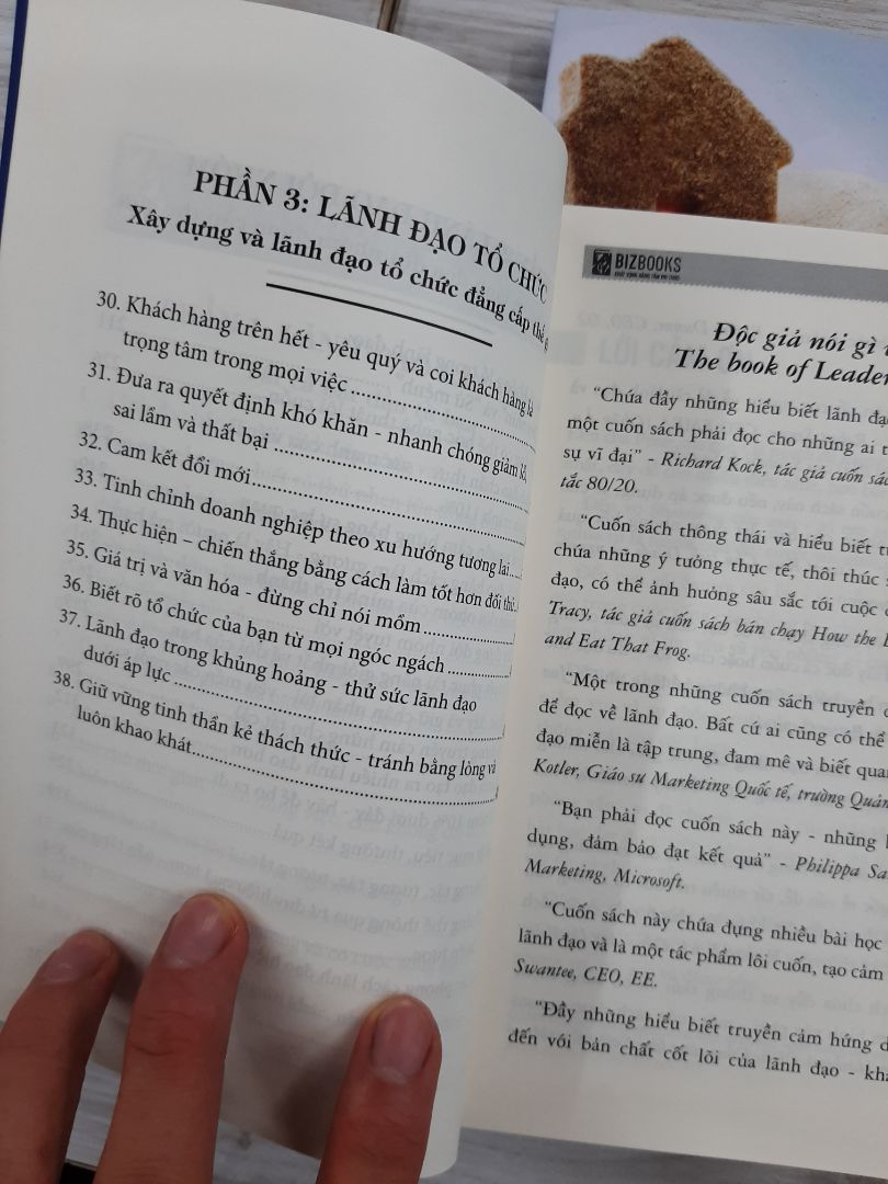Đây là một cuốn sách kiến thức tổng hợp thú vị về chủ đề lãnh đạo. Độ khó của sách thuộc mức độ trung bình đến cao, nên sẽ khá khó cho bạn chưa đọc sách nhiều, đặc biệt với ai chưa từng lãnh đạo đội nhóm. Nếu nói về độ ngấm và hiểu, mình đoán với mình chắc mới tầm 20-30%, bởi vì chủ đề lãnh đạo, quản lí là một chủ đề rất rộng, bao gồm rất nhiều kiến thức xuyên suốt nhiều mảng từ quản trị kinh doanh đến nhân sự, từ tầm nhìn đến việc lập kế hoạch và thực thi trong thực tế, từ việc ra quyết định trong hoàn cảnh thuận lợi đến bản lĩnh dẫn dắt đội nhóm trong nghịch cảnh. Cuốn này xứng đáng là cẩm nang cho người lãnh đạo có thể dở ra đọc và nghiền ngẫm nhiều lần. 
Lãnh đạo là việc không hề đơn giản, vì ngoài việc phải lèo lái con thuyền đưa tổ chức đến kết quả (lãnh đạo mà không đạt được kết quả là một lãnh đạo tồi), bạn phải làm việc liên tục với con người, mà con người vốn rất phức tạp, tổ chức càng lớn thì việc lãnh đạo càng khó. Ngoài ra mọi người hay băn khoăn lãnh đạo là ở bẩm sinh hay do rèn luyện mà thành. Mình thì đồng quan điểm với tác giả, không có gì là không học được, chỉ là bạn muốn và thực sự dám theo đuổi đến cùng hay không. "Lãnh đạo là tổng hòa của đam mê, chính trực, khát vọng học tập cả đời, cống hiến, tư duy chiến lược và chăm chỉ".