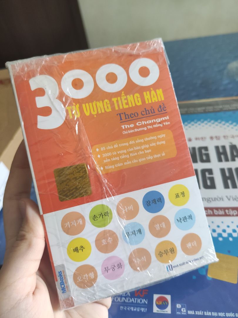 Siêu gọn nhẹ. Từ vựng rất thiết thực, coi phim nghe được rất nhiều. Hơi tiếc vì từ vựng phiên âm theo kiểu Việt Nam. (o thay vì eo, ô thay vì o, e thay vì ae,...)