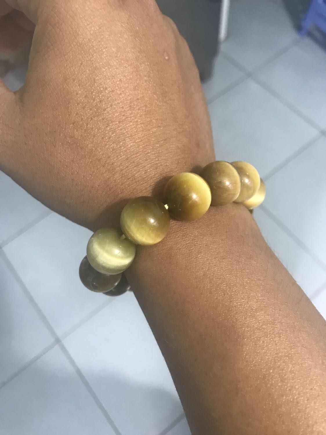 Nói chung rất hài lòng về sp, tuy nhiên có 1 viên khi soi đèn có vết nứt làm đôi. Mà cũng k sao, bởi vì đeo hơi rộng!!!