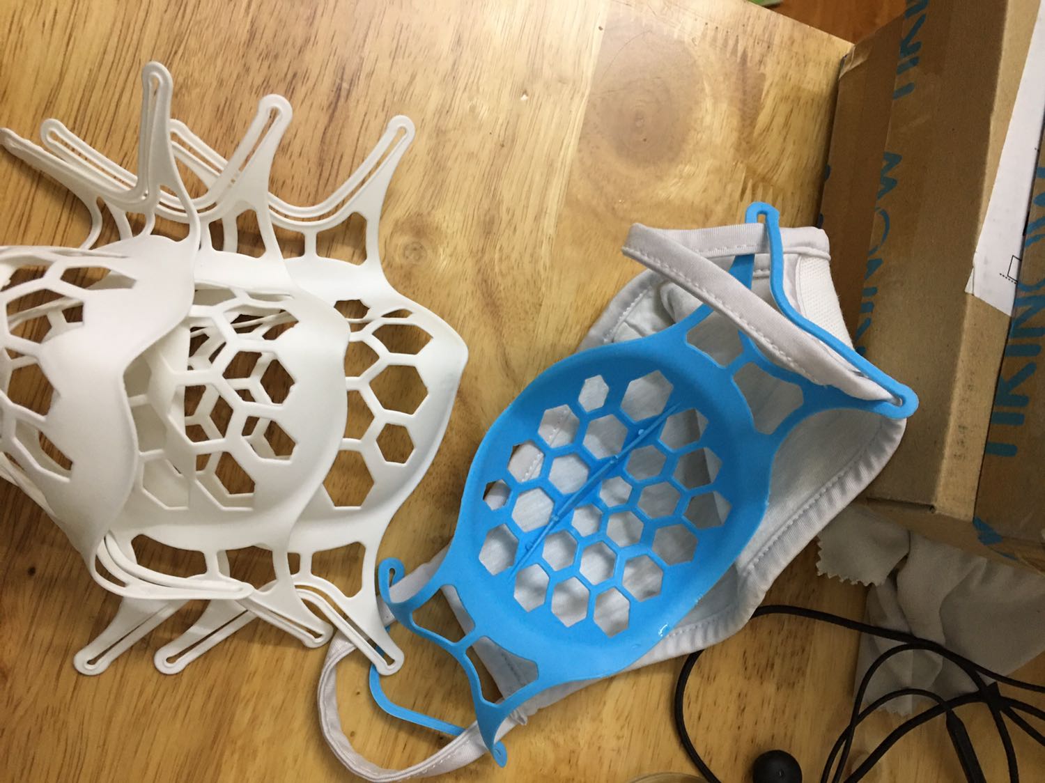 thật sự thì các dạng hàng này bình thường thui, săn flash sale và free ship mua về để dùng tạm cũng được, đỡ và hạn chế lem bẩn khẩu trang được phần nào, tuy nhiên vẫn phải rửa vệ sinh sạch thì dùng mới an tâm đc. Ncl tạm tạm vậy thui