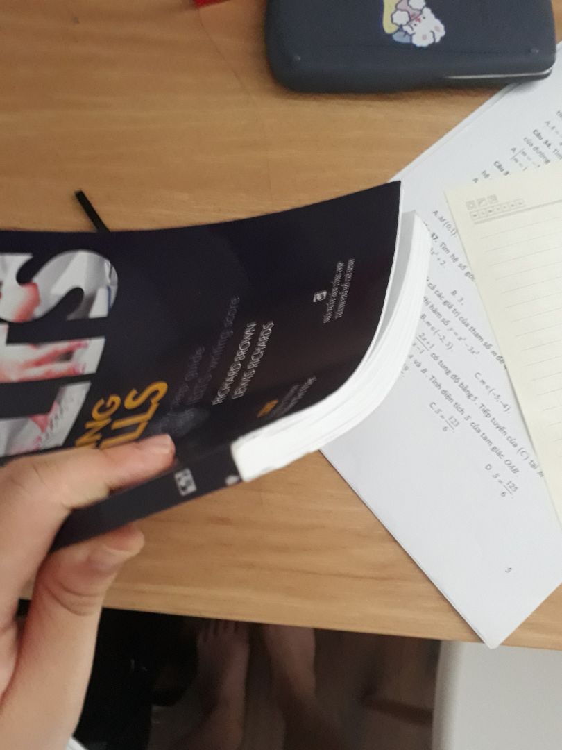 sách có đôi chỗ mép vs bìa ko ms lắm. Nhưng sách hay nên ko có vđề j nhiều. ❤❤❤ Recommend cho ai struggle vs writing nha. Sắp xếp dàn ý với ý tưởng khá là dễ hiểu và dễ thực hành, nhiều từ vựng hay để đạt band điểm 6.0-7.0+ :>