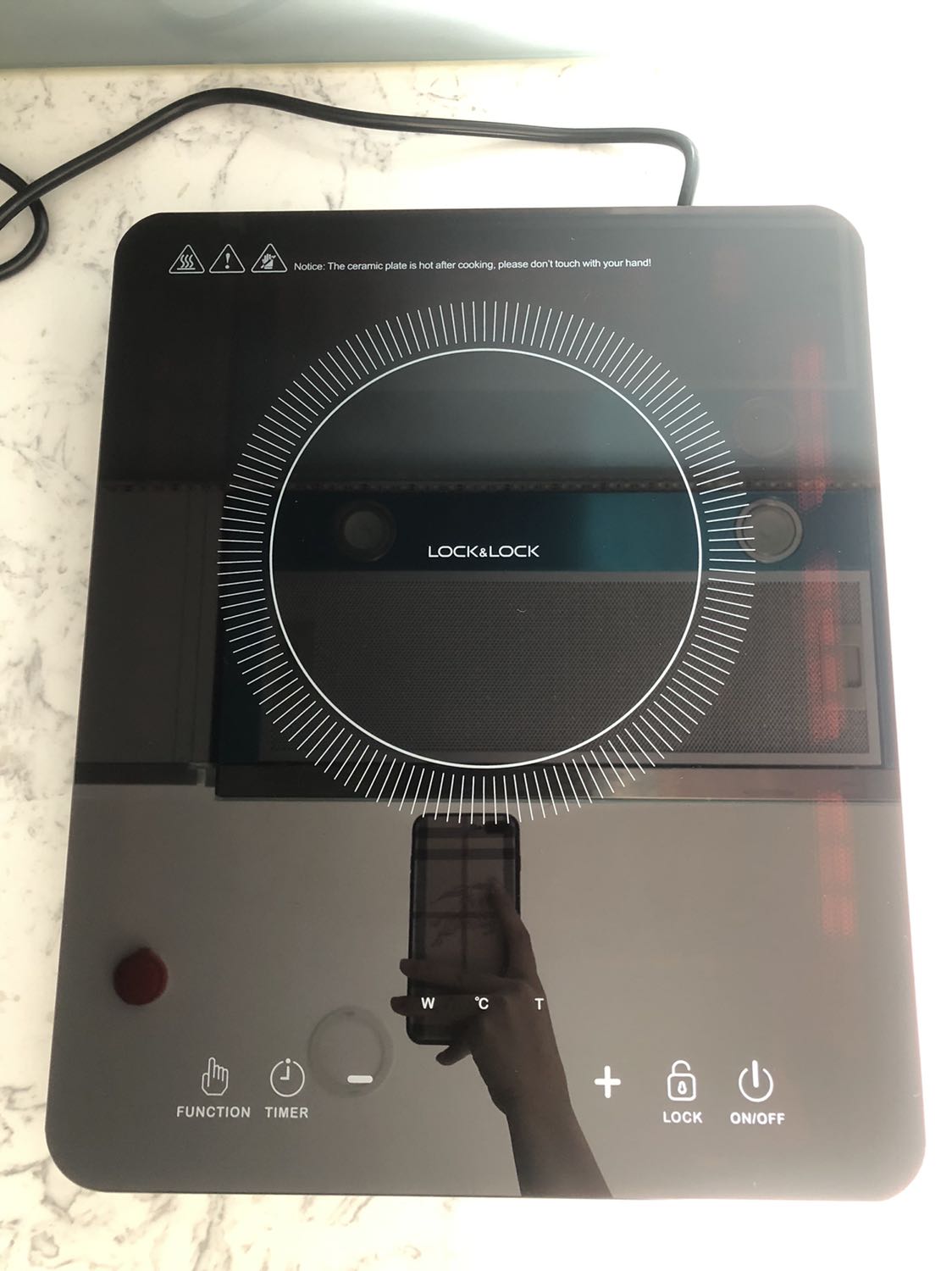 Bếp cũ hiệu khác của mình chắc cũng tới tuổi rồi cũng trên 5, 6 năm, đang hầm đồ ăn thì bếp bị hư, mình nghĩ ngay tới Tiki có giao nhanh 2h để mua bếp mới, thật may vào Tiki mình cũng chọn đc bếp ưng ý, nhận về khui và nấu ngay, nấu xong mình review liền vì bếp đẹp lắm MN ạ, khui nhìn là ưng liền sáng bóng nhìn sang, nấu nhanh, tiếng kiu ko quá ồn đâu ạ, cũng êm tai ( theo cảm nhận của mình). Giao hàng nhanh, Shipper vui vẻ, hộp hàng nguyên vẹn. Rất hài lòng, cảm ơn Tiki 🧡