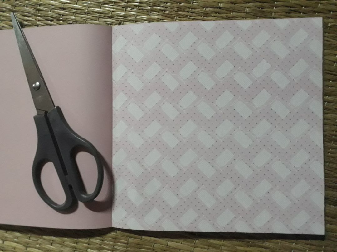 lưu ý sp này là fahasa giao chứ k phải tiki. giấy đẹp, dày đúng kích thước, đóng thành cuốn dễ sử dụng, điểm trừ là hoa văn trên giấy chỉ có một mặt.