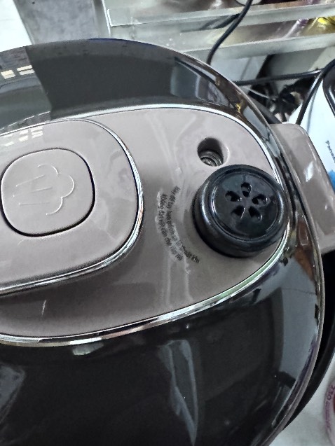 Nồi nhỏ gọn , áp suất nồi rất tốt , sp đúng chính hãng check đc bảo hành chính hãng . Giao hàng của TIKI rất nhanh,đồng kiểm dễ dàng . Chưa biết sử dụng nv cskh của Elmich hướng dẫn , trả lời thắc mắc rất nhiệt tình . Nên mua tại đây nha mn .TIKI trading và cskh Elmich