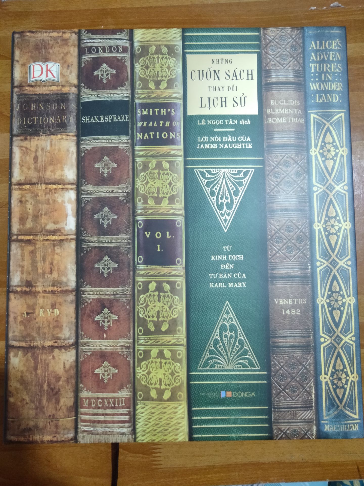 Về ngoại quan: sách vẫn còn màn co, đóng gói cẩn thận
Về nội dung: tác giả không chỉ đưa ra lời giới thiệu về quyển sách mà còn cung cấp thêm nhiều kiến thức khác xoay quanh quyển sách, trình bày mạch lạc, hình ảnh đẹp, bố cục khá là hài hoà
Sách hay nên đọc 10/10