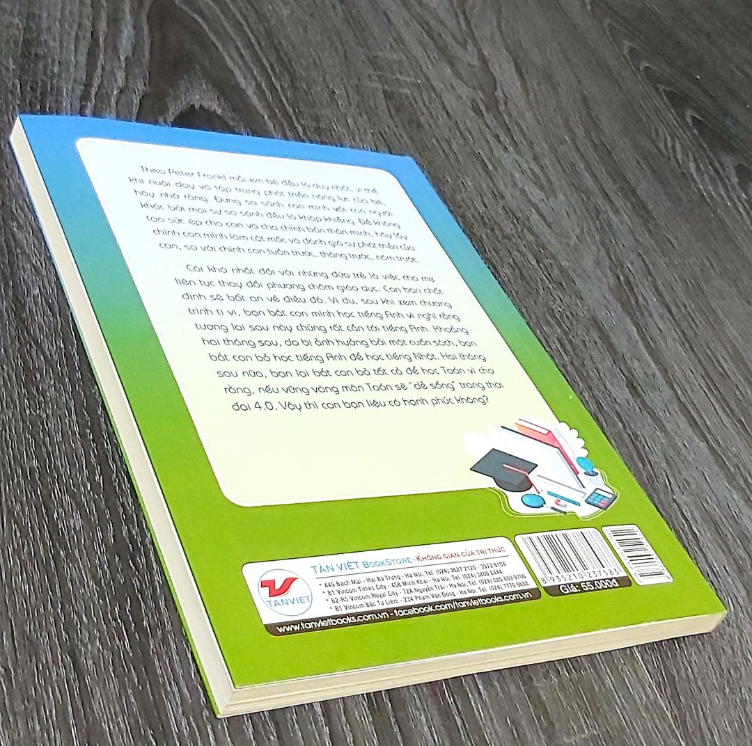 "Theo Peter Frankl mỗi em bé đều là duy nhất, vì thế khi nuôi dạy và tập trung phát triển năng lực của bé, hãy nhớ rằng: Đừng so sánh con mình với con người khóc bởi mọi sự so sánh đều là khập khiễng. Để không tạo sức ép cho con và cho chính bản thân mình, hãy lấy chính con mình làm cột mốc và đánh giá sự phát triển của con, so với chính con tuần trước, tháng trước, năm trước. Cải khó nhất đối với những đứa trẻ là việc cho mẹ liên tục thay đổi phương châm giáo dục. Con bạn nhất định sẽ bất an về điều đó. Ví dụ, sau khi xem chương trình ti vi, bọn bắt con mình học tiếng Anh vì nghĩ rằng tương lai sau này chúng rất cần tới tiếng Anh. Khoảng hai tháng sau, do bị ảnh hưởng bởi một cuốn sách, bạn bắt con bỏ học tiếng Anh để học tiếng Nhật. Hai tháng sau nữa, bạn lại bắt con bỏ tất cả để học Toán vì cho rằng, nếu vững vàng môn Toán sẽ " dễ sống " trong thời đại 4.0. Vậy thì con bạn liệu có hạnh phúc không?"
Mình biết được quyển sách này qua thầy giáo dạy toán của con, nhìn qua ko mấy ấn tượng về hình thức sách. Nhưng nội dung sách đã làm mình thay đổi cách để đồng hành cùng con. Sách hay, phụ huynh nên đọc.