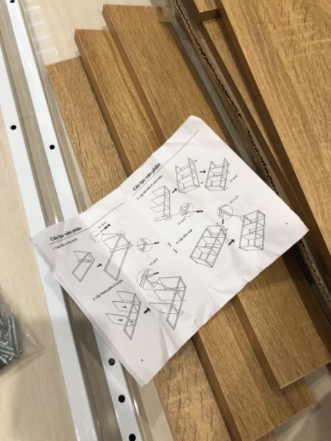 Kệ rất đẹp, tấm ván chắc chắn, vân gỗ nhìn rõ ràng rất sang, lắp hơi cực xíu nhưng có tờ hướng dẫn rất kĩ, giao hàng đúng mô tả. Chịu khó lắp xíu là ok nạ. Nên mua nhé mọi người 👍🏻👍🏻 Kệ rất đẹp, tấm ván chắc chắn, vân gỗ nhìn rõ ràng rất sang, lắp hơi cực xíu nhưng có tờ hướng dẫn rất kĩ, giao hàng đúng mô tả. Chịu khó lắp xíu là ok nạ. Nên mua nhé mọi người 👍🏻👍🏻