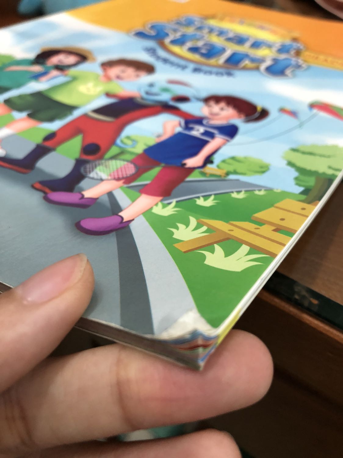 Mới nhận sách chiều nay, sách cũ, móp méo, cong góc hết